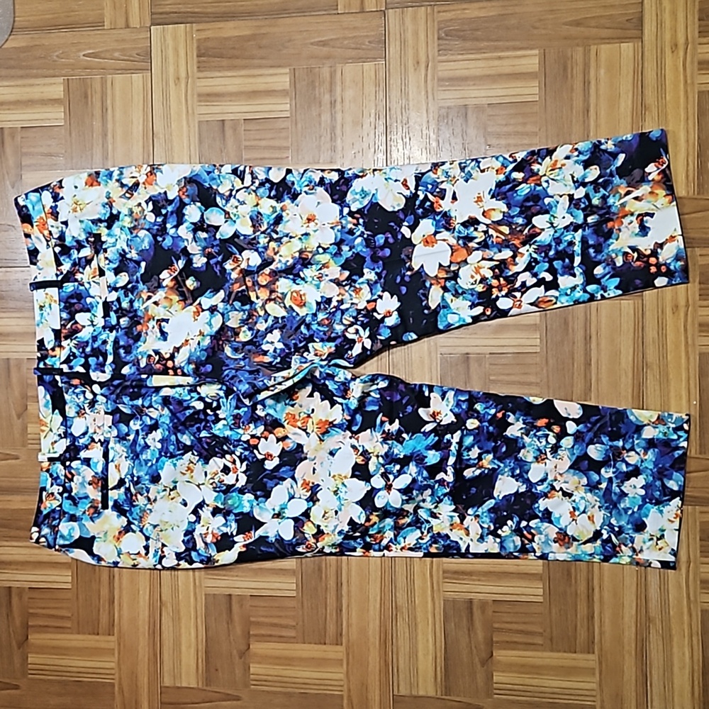 WORTHINGTON flower print capri's